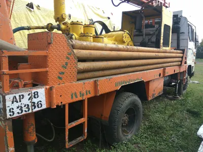 Truck-mounted drilling rig loaded with drill pipes and its compressor